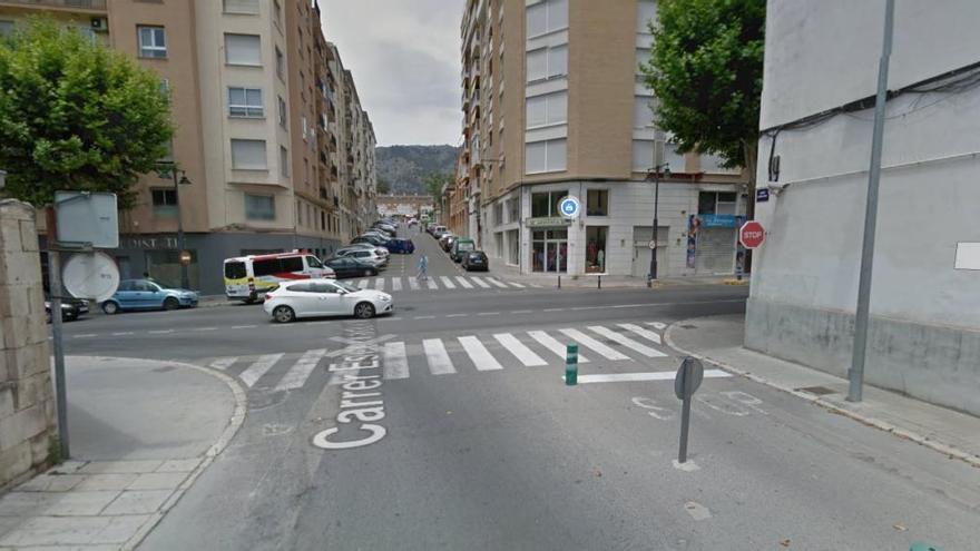 Calle Escorxadors en Alcoy, junto a la avenida Juan Gil-Albert.