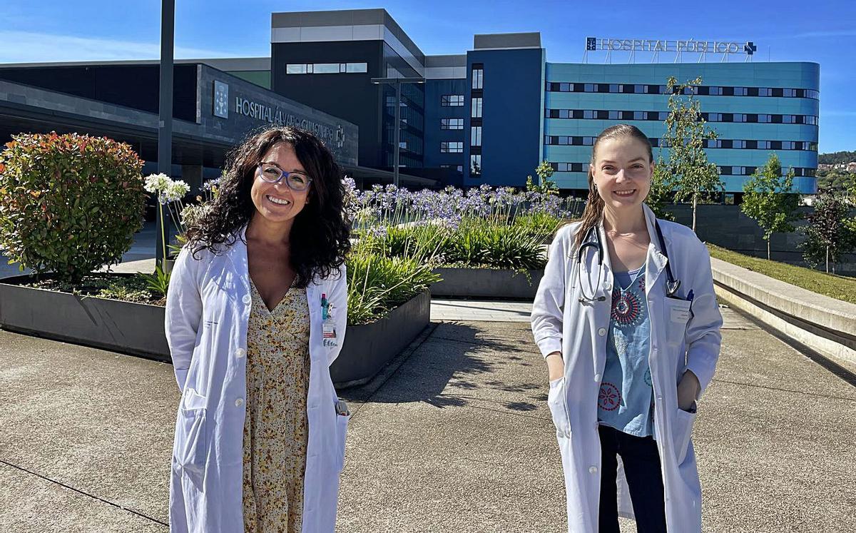 La traumatóloga Paula Balvis, autora principal del estudio, y la ortogeriatra Marta Pérez. |   // FDV