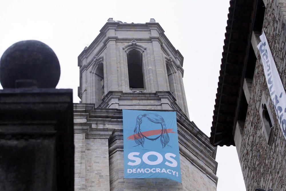 Col·loquen una pancarta de "Sos Democràcia" a la catedral de Girona