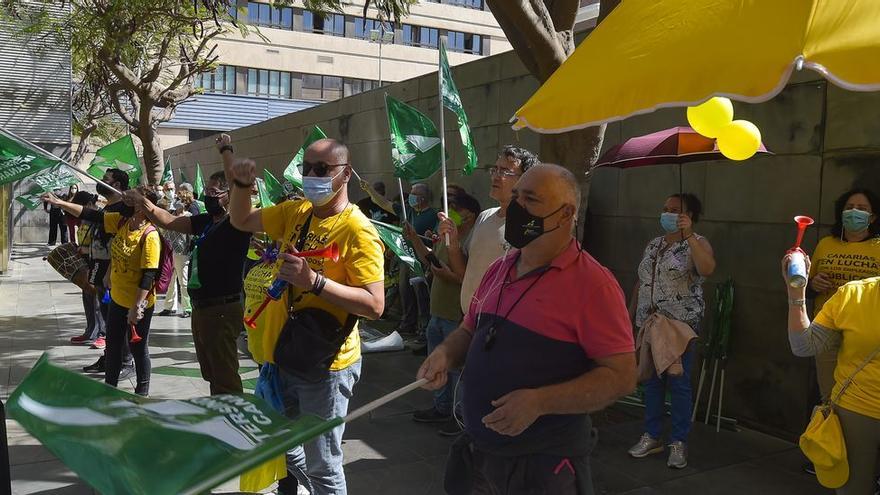 Imagen de archivo de una protesta de interinos frente al Edificio de Usos Múltiples II, en la capital grancanaria.