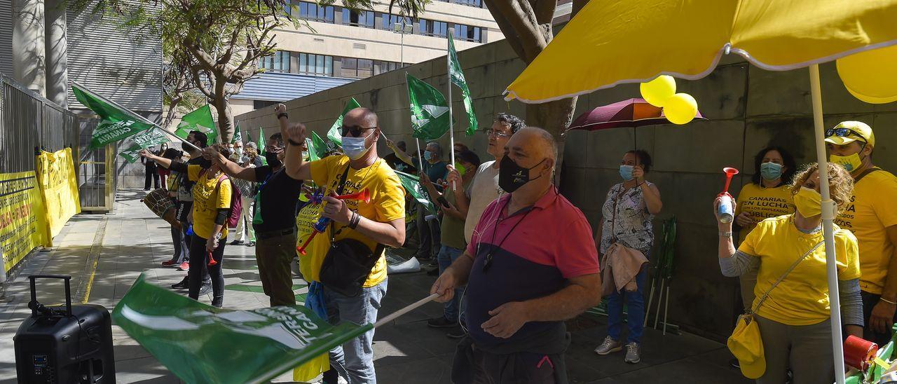 Protesta de interinos frente al Edificio de Usos Múltiples II, en la capital grancanaria.