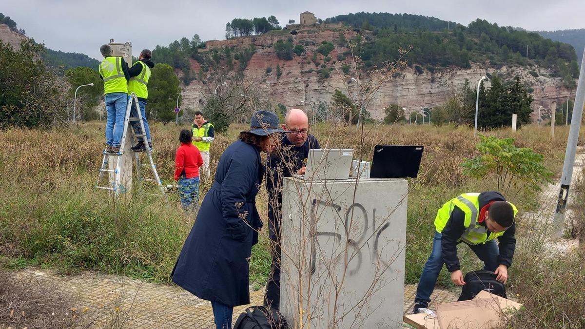 Els geòlegs instal·lant nous equips al barri de l'Estació per estudiar la subsidència