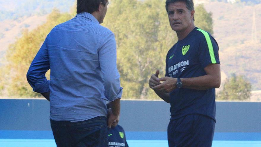 Míchel González dialoga con Francesc Arnau, durante un entrenamiento reciente.