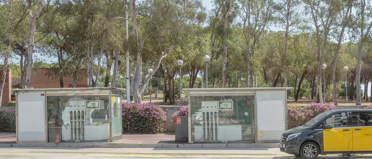 La gasolinera de calzada del paseo Calvell, en Barcelona, clausurada y pendiente de ser desmantelada.