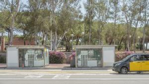 La gasolinera de calzada del paseo Calvell, en Barcelona, clausurada y pendiente de ser desmantelada.