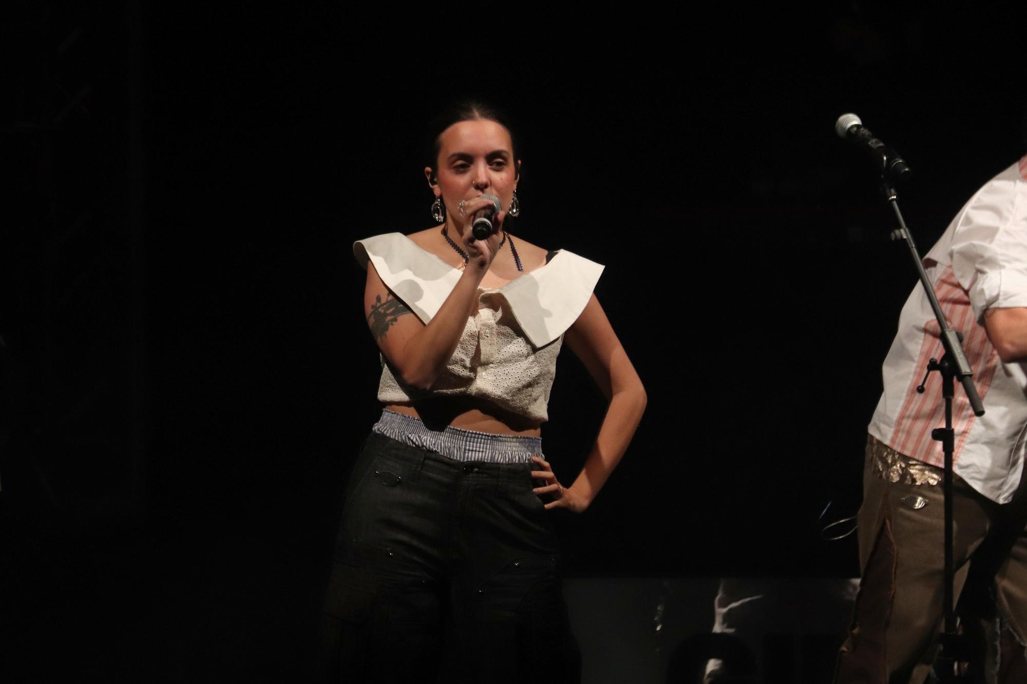 La cantant de Ginestà, Júlia Serrasolsas, en l'estrena del disc 'Vida Meva' al Teatre Municipal de Girona