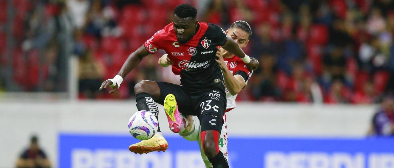 Jordy Caicedo controla el balón durante un partido con Atlas.