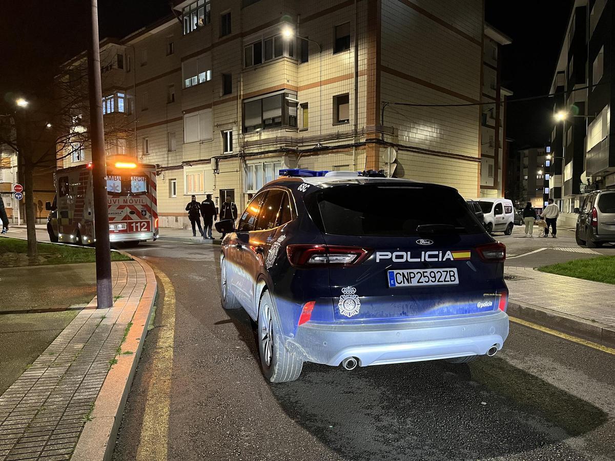 El operativo policial y la UVI Móvil en la calle Federica Montseny.