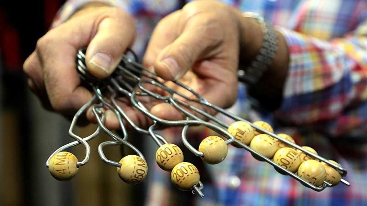 Bolas con los premios de la Lotería de Navidad.