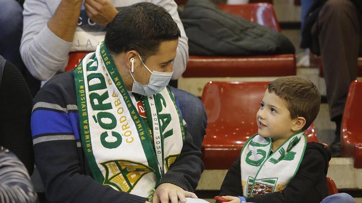 Aficionados cordobesistas en la grada del Palacio de Deportes Vista Alegre.