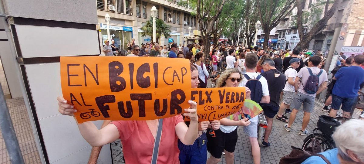 Algunos carteles en contra de la desaparición de los carriles bici en Elche