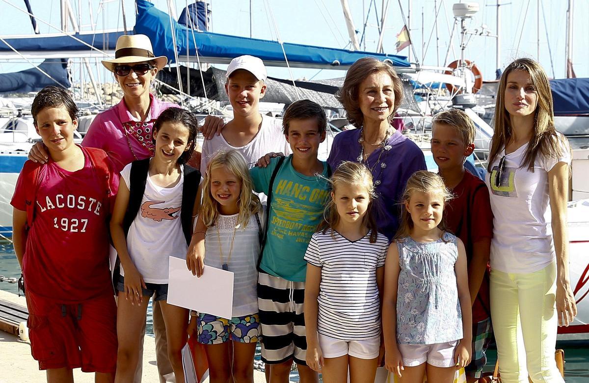 Leonor, con sus rpimos, en la escuela de vela de Palma.