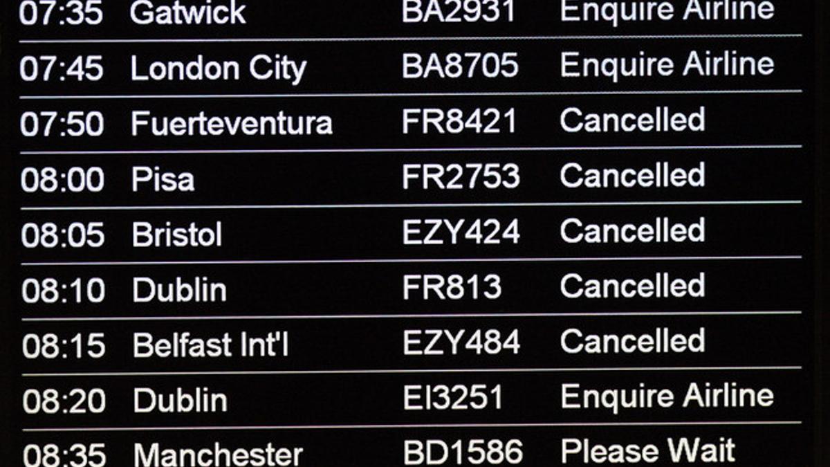 Panel informativo sobre el estado de varios vuelos en el aeropuerto de Edimburgo, en Escocia, este martes.