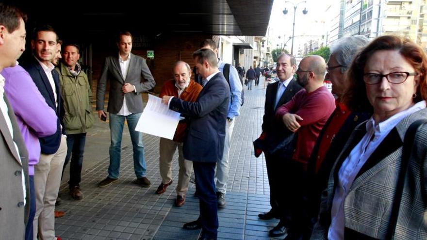 Los alcaldes, al entrar en la reunión, celebrada en la Delegación del Gobierno en Valencia.