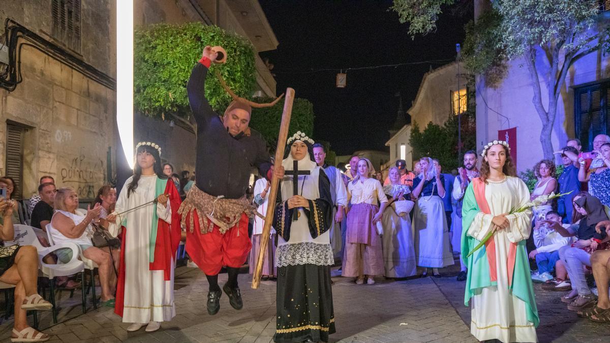 Ein Dämoni zertrümmert beim diesjährigen Fest einen Krug. FOTO: G. BOSCH