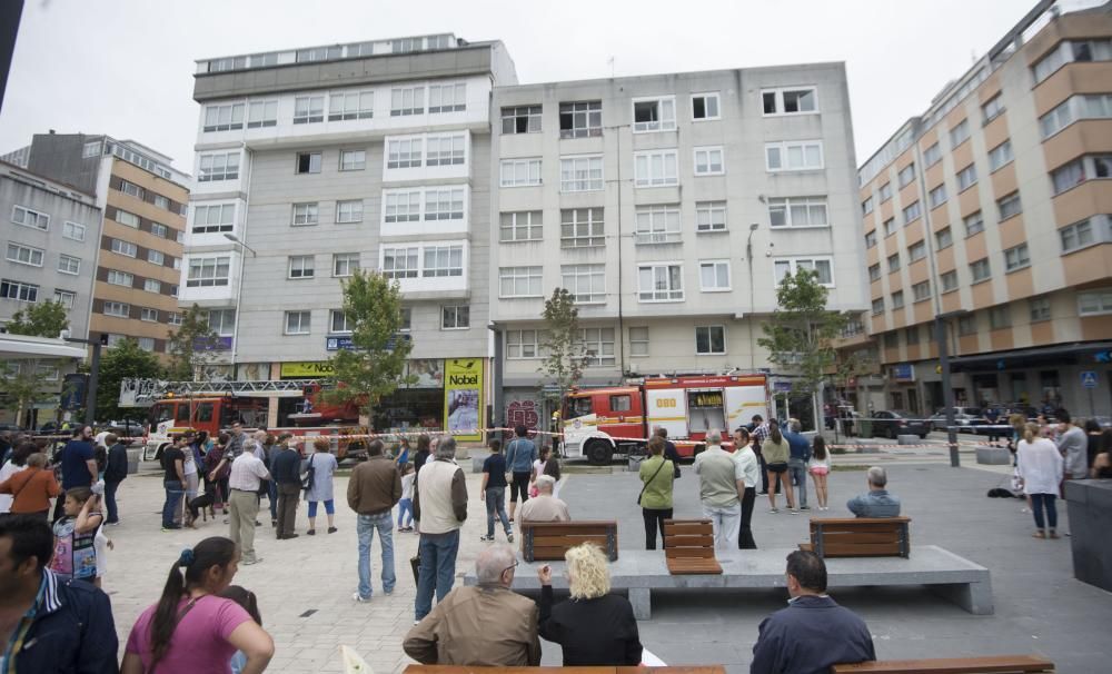 Los bomberos rescatan una niña y su padre en un incendio en un piso del Agra do Orzán