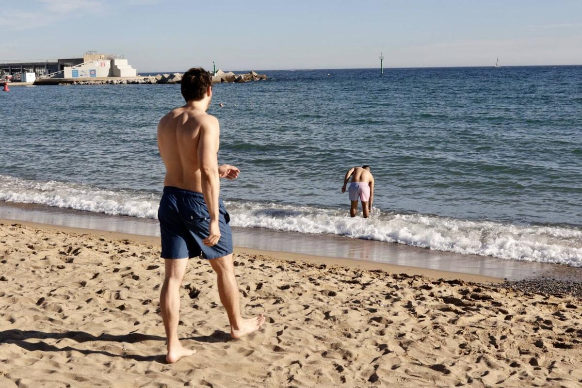 Barceloneses acuden a la playa por las altas temperaturas de noviembre