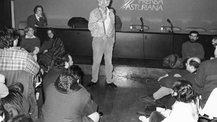 Agustín García Calvo, durante una charla que ofreció en el Club Prensa Asturiana, totalmente abarrotado, en 1993.