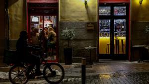 Clientes en el interior de un bar de Madrid.