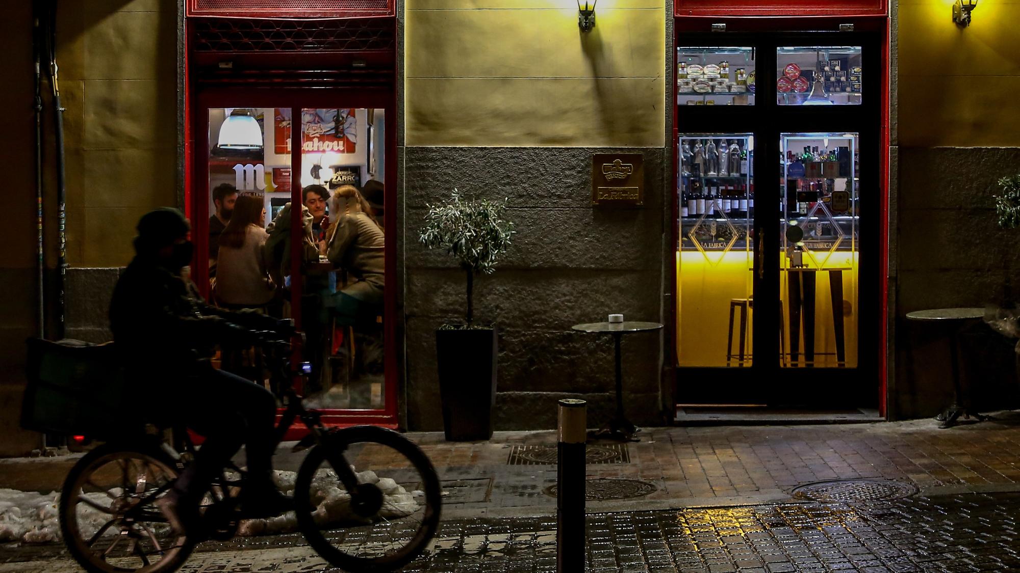 Clientes en el interior de un bar de Madrid