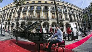 Uno de los partocipantes en la maratón pianística de la Plaza Reial, en una edición anterior del Maria Canals.