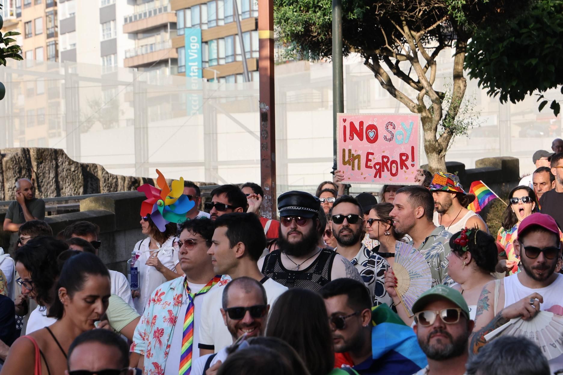 Una multitudinaria marcha celebra el Orgullo más colectivo en Vigo