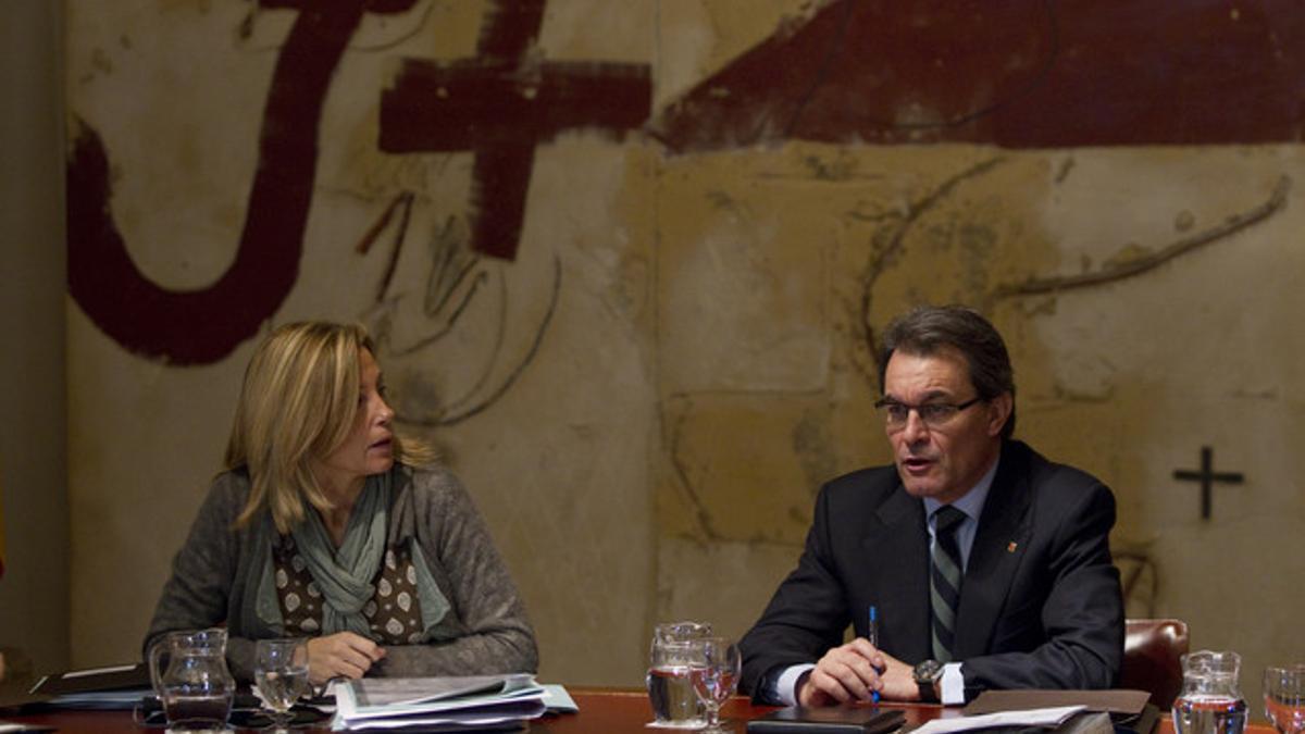 Joana Ortega y Artur Mas, en una reunión oficial del Govern, el pasado 5 de marzo.