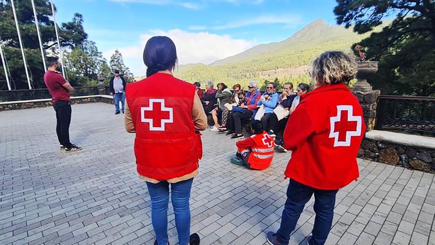 Cruz Roja continúa dando atención emocional a 300 afectados del volcán Tajogaite