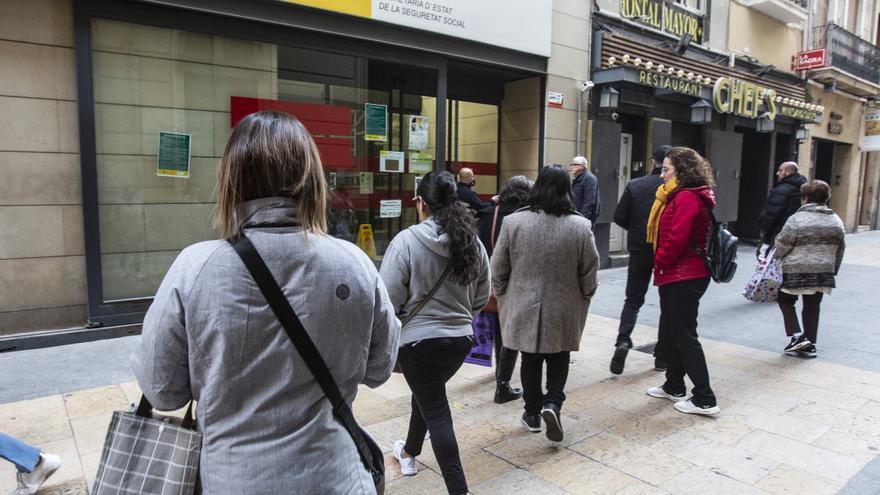 La Policía investiga si el ataque de un hacker está tras las tramas para vender citas a la Seguridad Social en Alicante