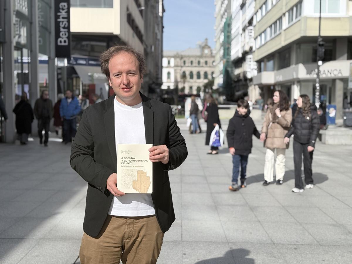 El concejal de Urbanismo de A Coruña, Francisco Dinis Díaz Gallego, posa en la plaza de Lugo con su libro 'A Coruña y el plan general de 1967'.