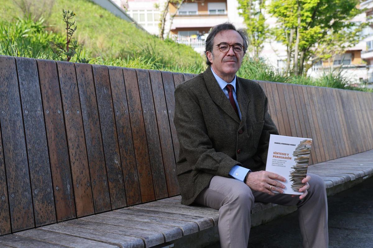 El abogado vigués Daniel Formoso con el libro que acaba de publicar