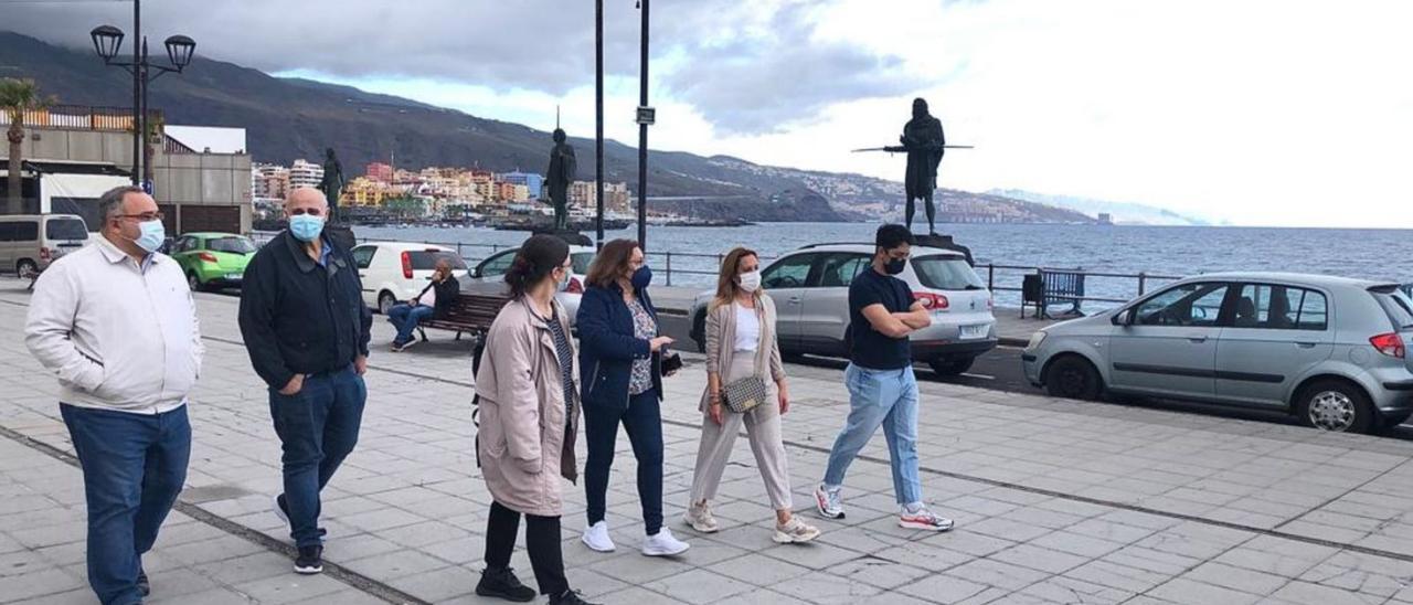 Rosa Dávila y Ángela Cruz recorrieron las zonas de costa afectas. | | E.D.