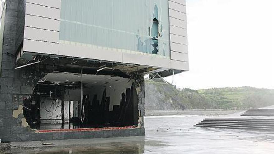 Los destrozos que causó el mar en la planta baja del Museo del Calamar Gigante de Luarca. / ana serrano