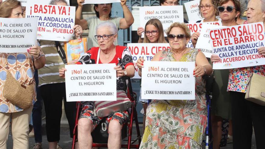 Protesta de este viernes ante el centro de salud de El Higuerón.