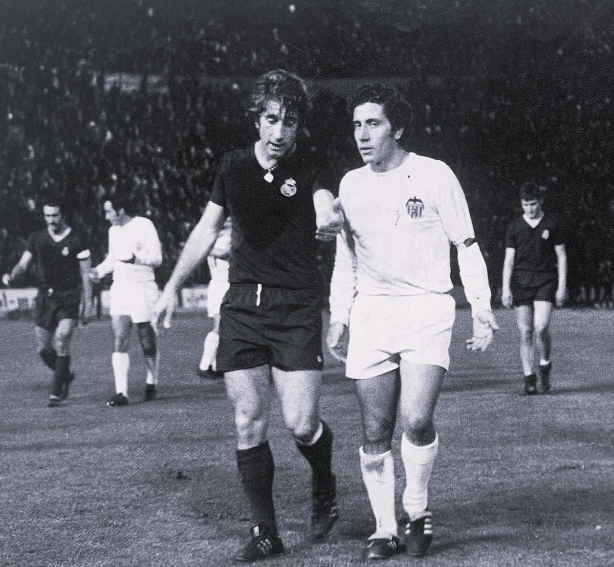 Claramunt y Velázquez se retiran a la conclusión de un duelo entre el Valencia y el Real Madrid celebrado en Mestalla.