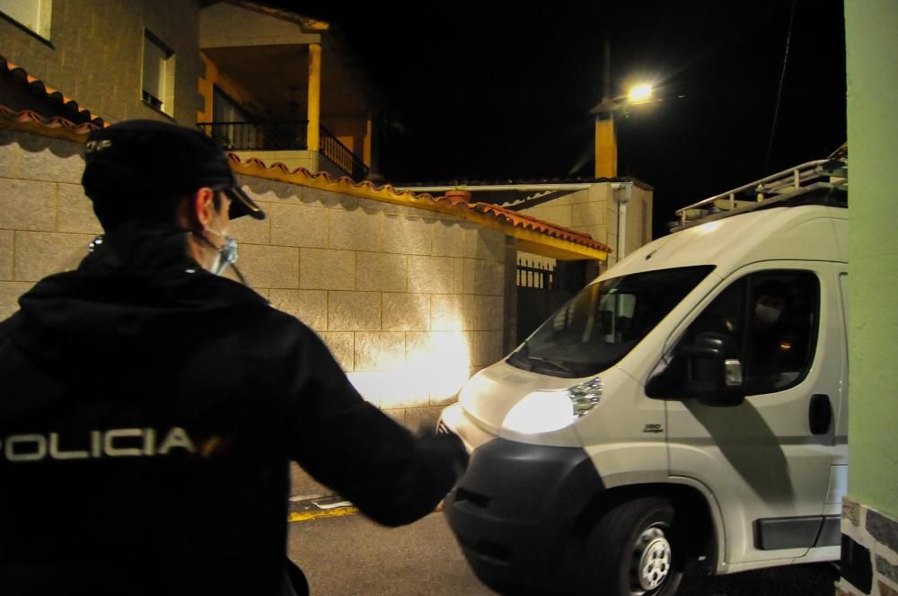 Efectivos del GOES de la Policía Nacional, frente a la vivienda del hombre.