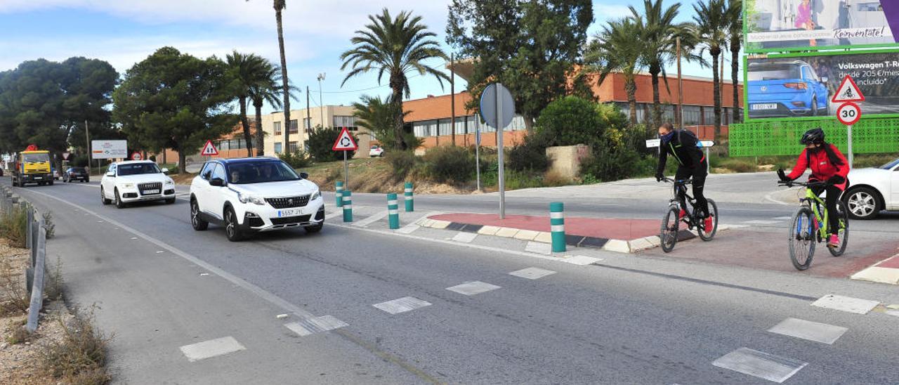 La fachada principal del nuevo centro comercial se situaría frente a la Nacional 340, a la entrada de Elche, en la zona de expansión de Altabix.