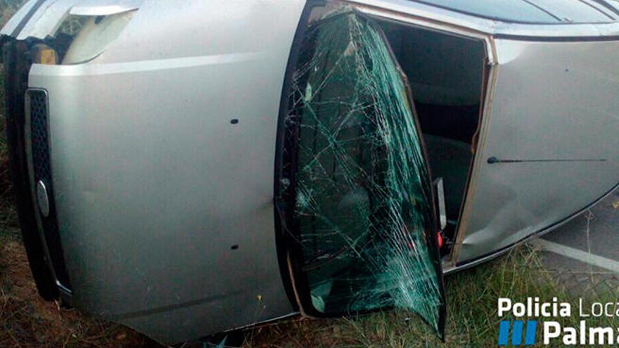 Hallan un coche volcado sin ocupantes en Can Pastilla