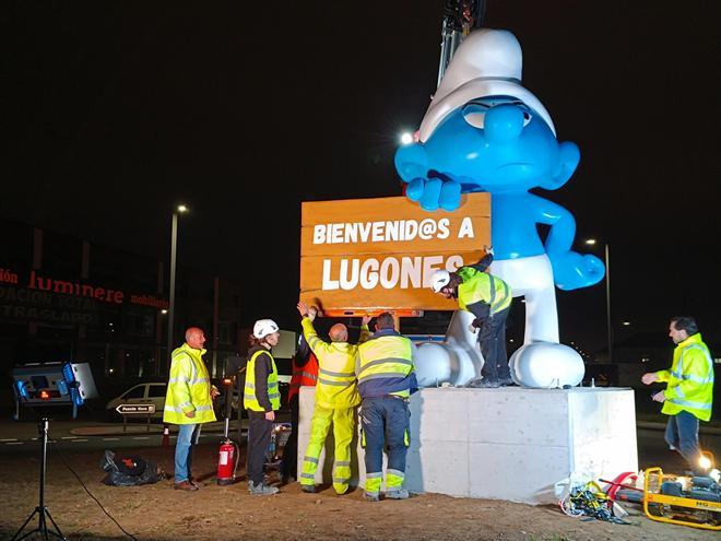 El Pitufo Gruñón da la bienvenida a Lugones: así fue la instalación de la figura