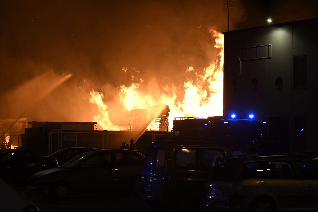 Estas son las imágenes que el aparatoso incendio de Puente Tocinos ha dejado este sábado