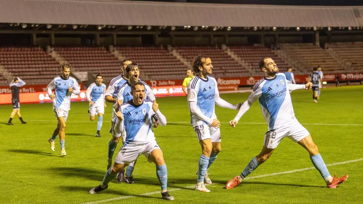 El Compostela reacciona a tiempo para firmar un agónico triunfo ante el Noia