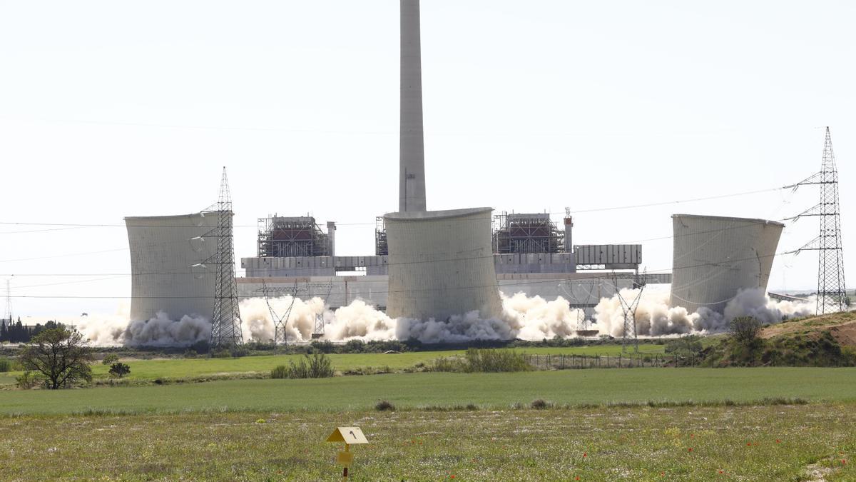 La demolición de las tres torres de refrigeración de la térmica de Andorra se llevó a cabo el 13 de mayo.