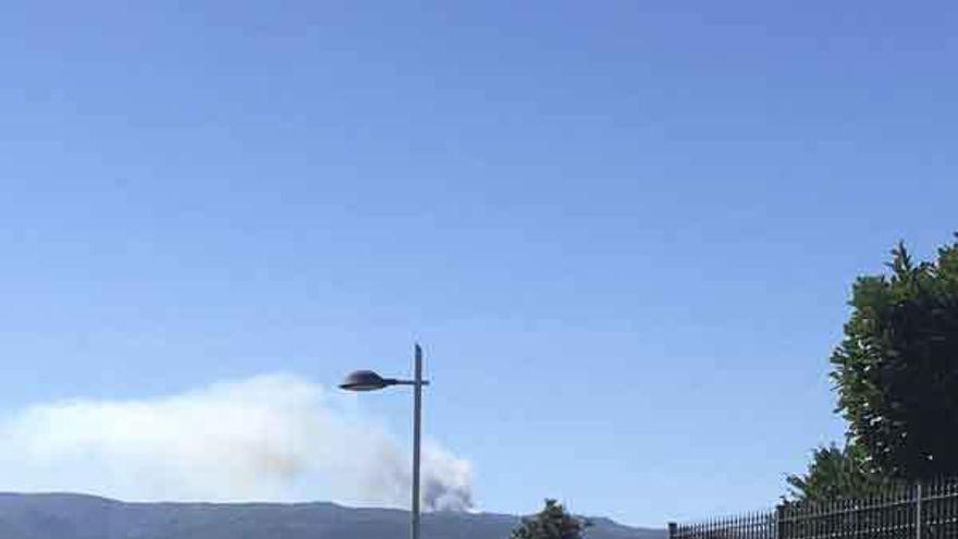 Humo procedente del incendio, visto desde Puebla de Sanabria.