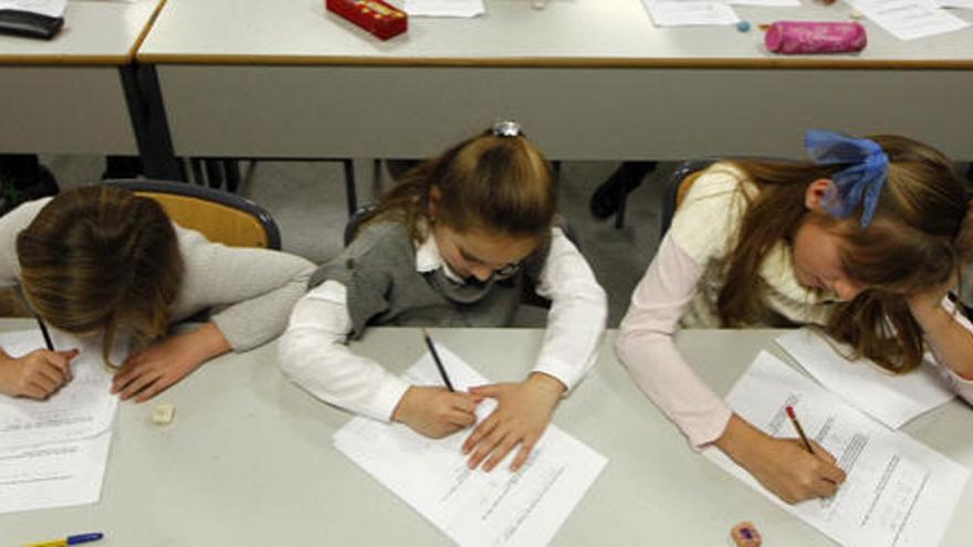 Unas niñas, en una clase.