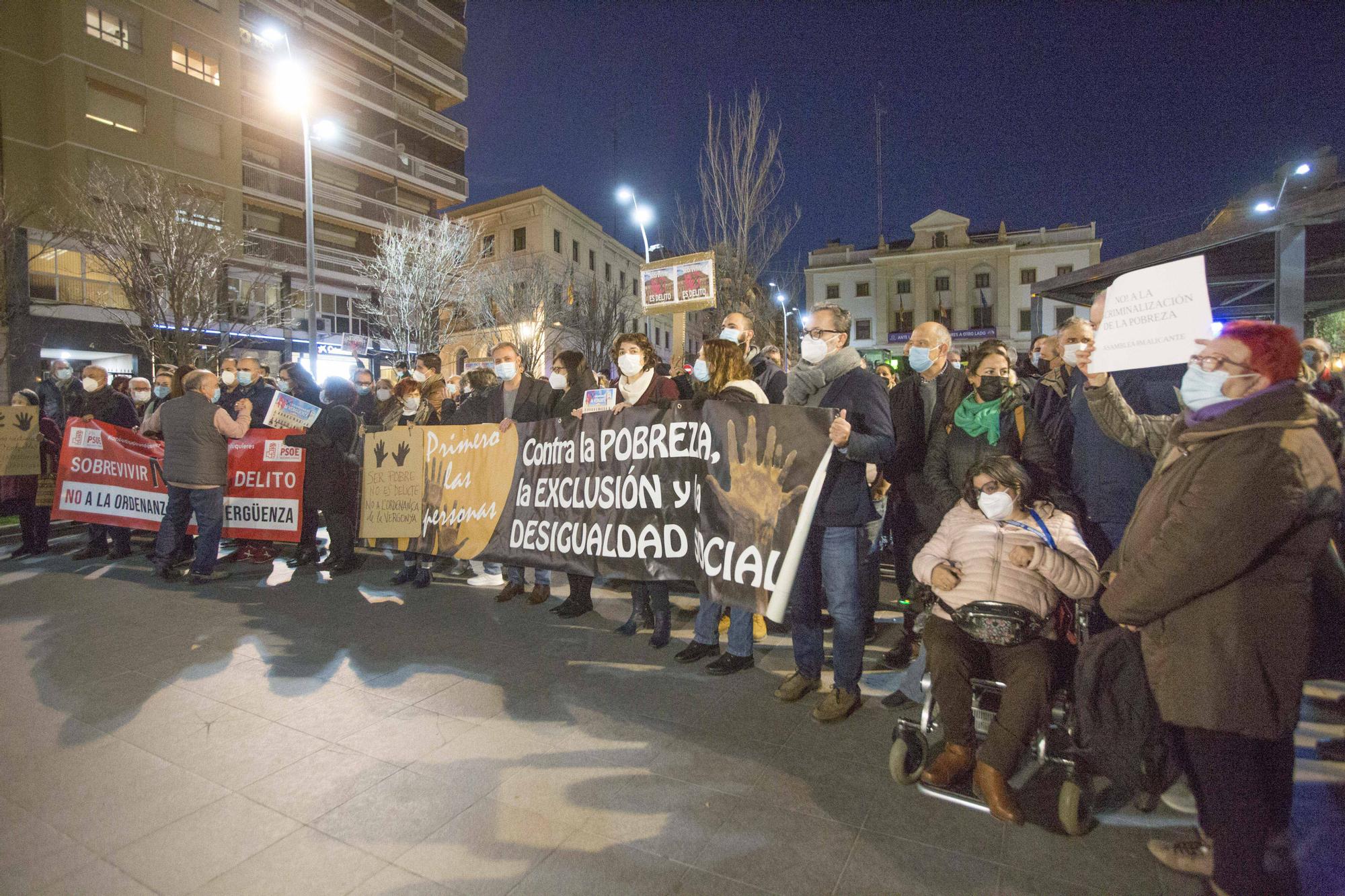 Más de un centenar de personas protestan contra Barcala por criminalizar a mendigos y prostitutas con la "ordenanza de la vergüenza"