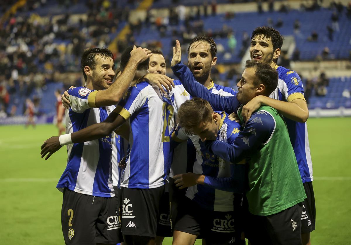 Los jugadores celebran uno de los goles de la victoria en el Rico Pérez