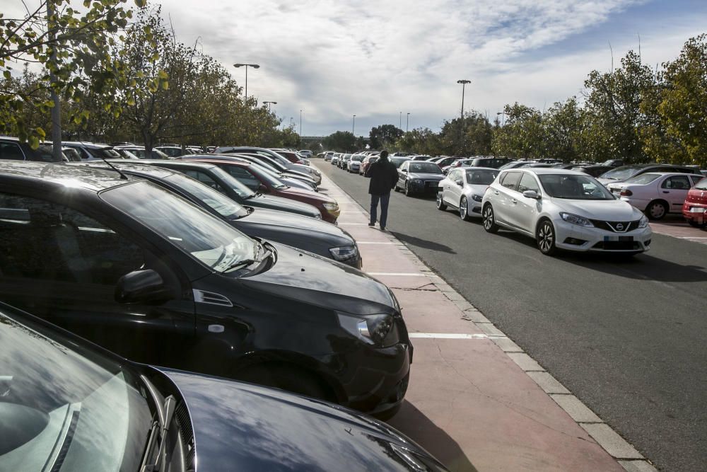 4.200 aparcamientos en la Universidad para 10.000 vehículos diarios