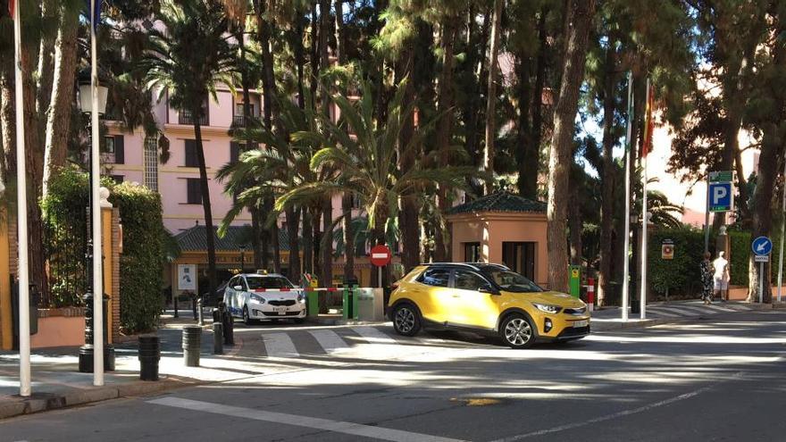 Turistas salen de las instalaciones del hotel El Fuerte, en Marbella