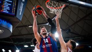 Willy Hernangómez trata de encestar en el duelo ante Olympiacos.