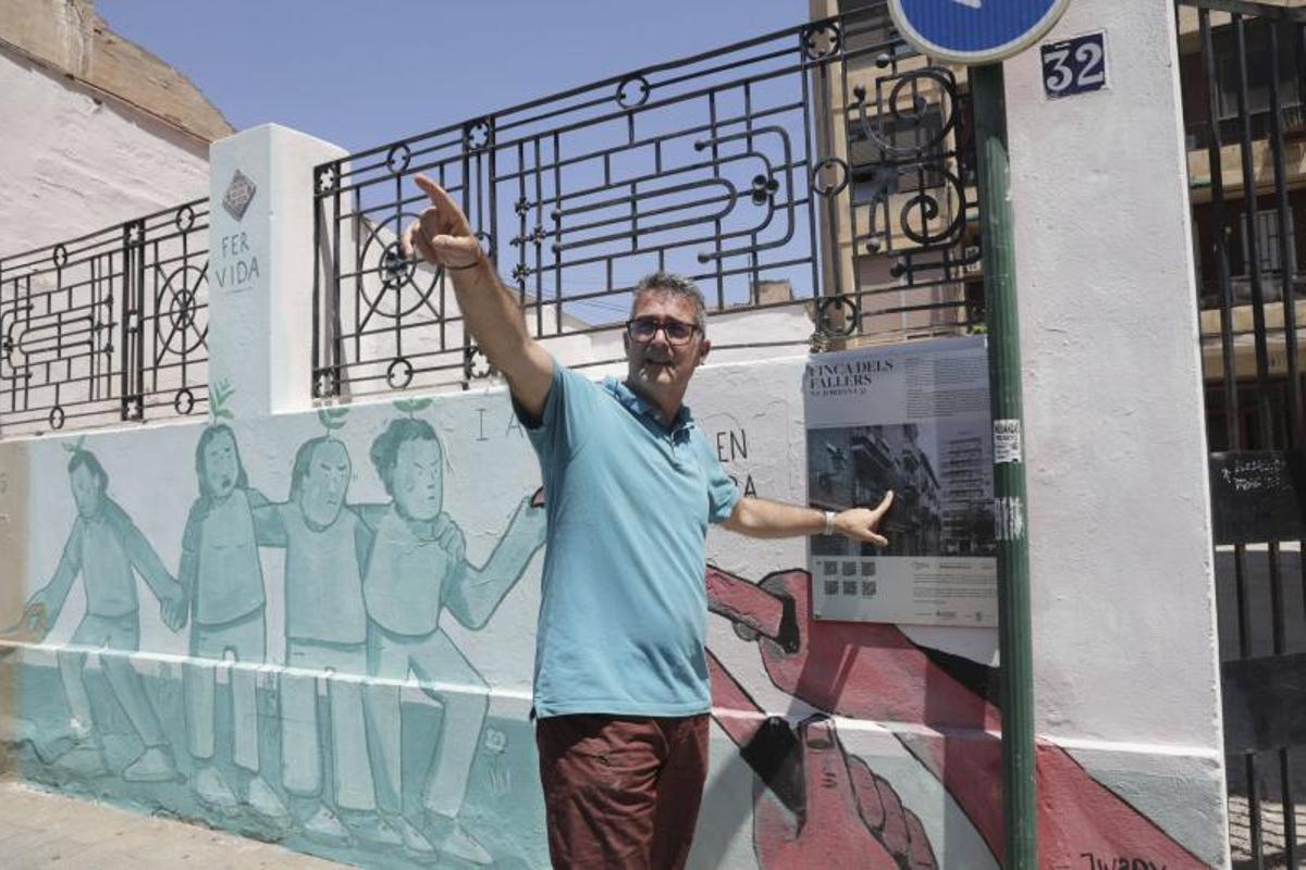 Un panel explica la historia del 'Edificio de los Falleros'